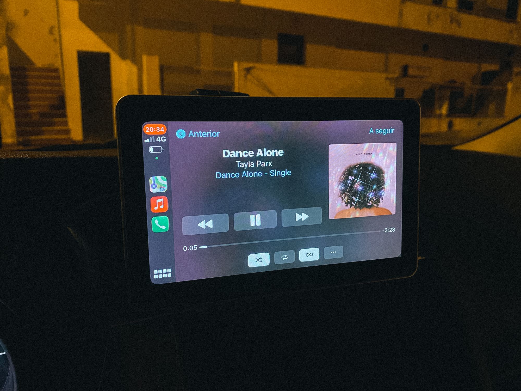 Aplicação Apple Music no Coral Vision CarPlay