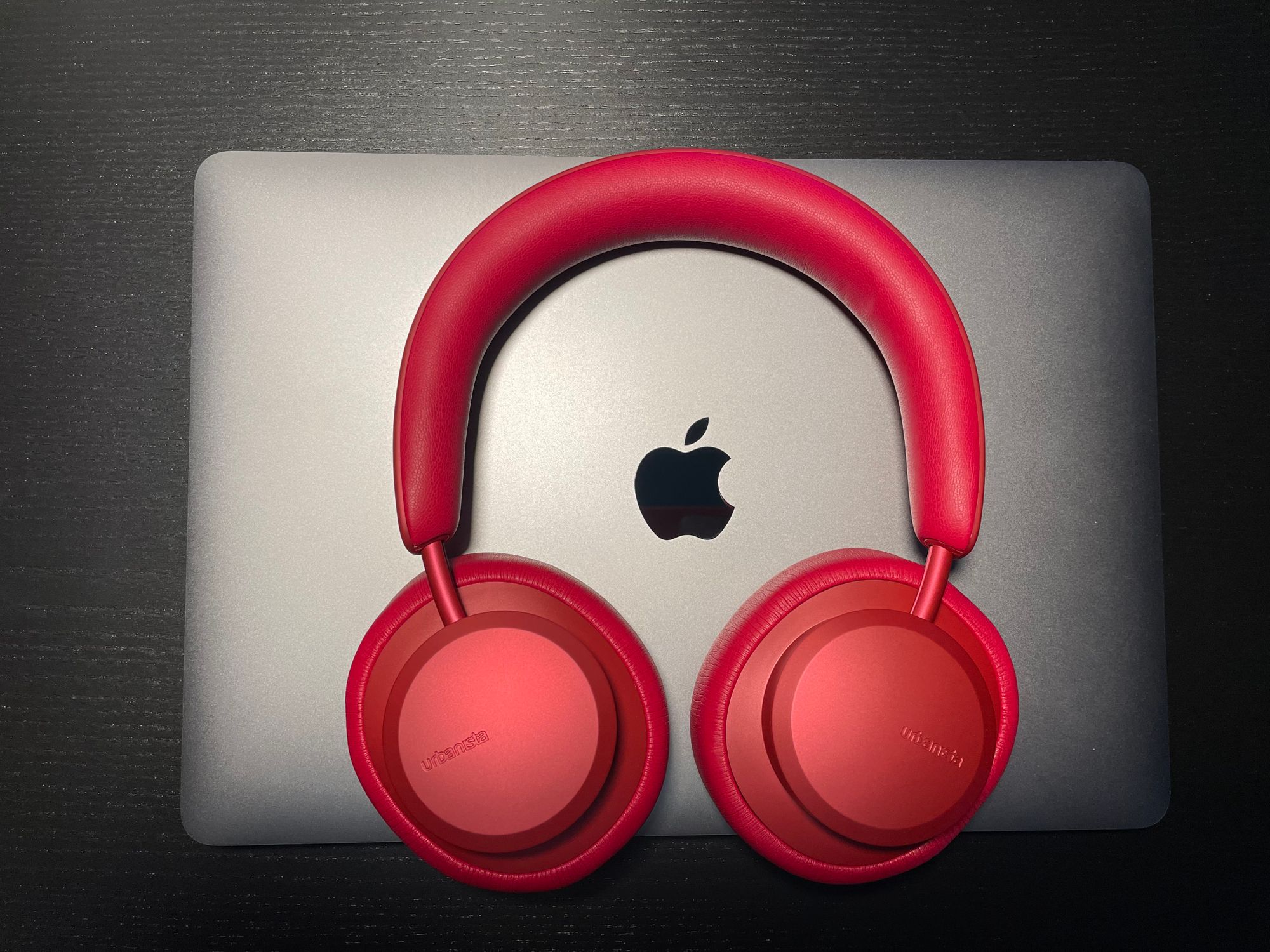 Urbanista Miami vermelho e MacBook 