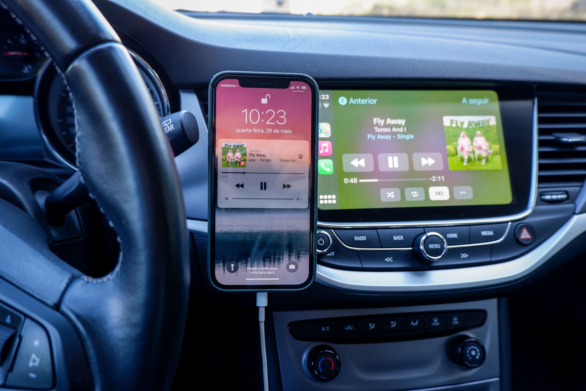 iPhone no Belkin Car Vent Mount com MagSafe ligado por cabo para CarPlay