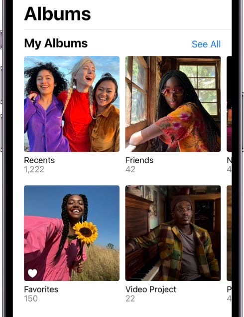 Vista dos álbuns na aplicação Fotografias com uma moldura de iPhone nos lados.