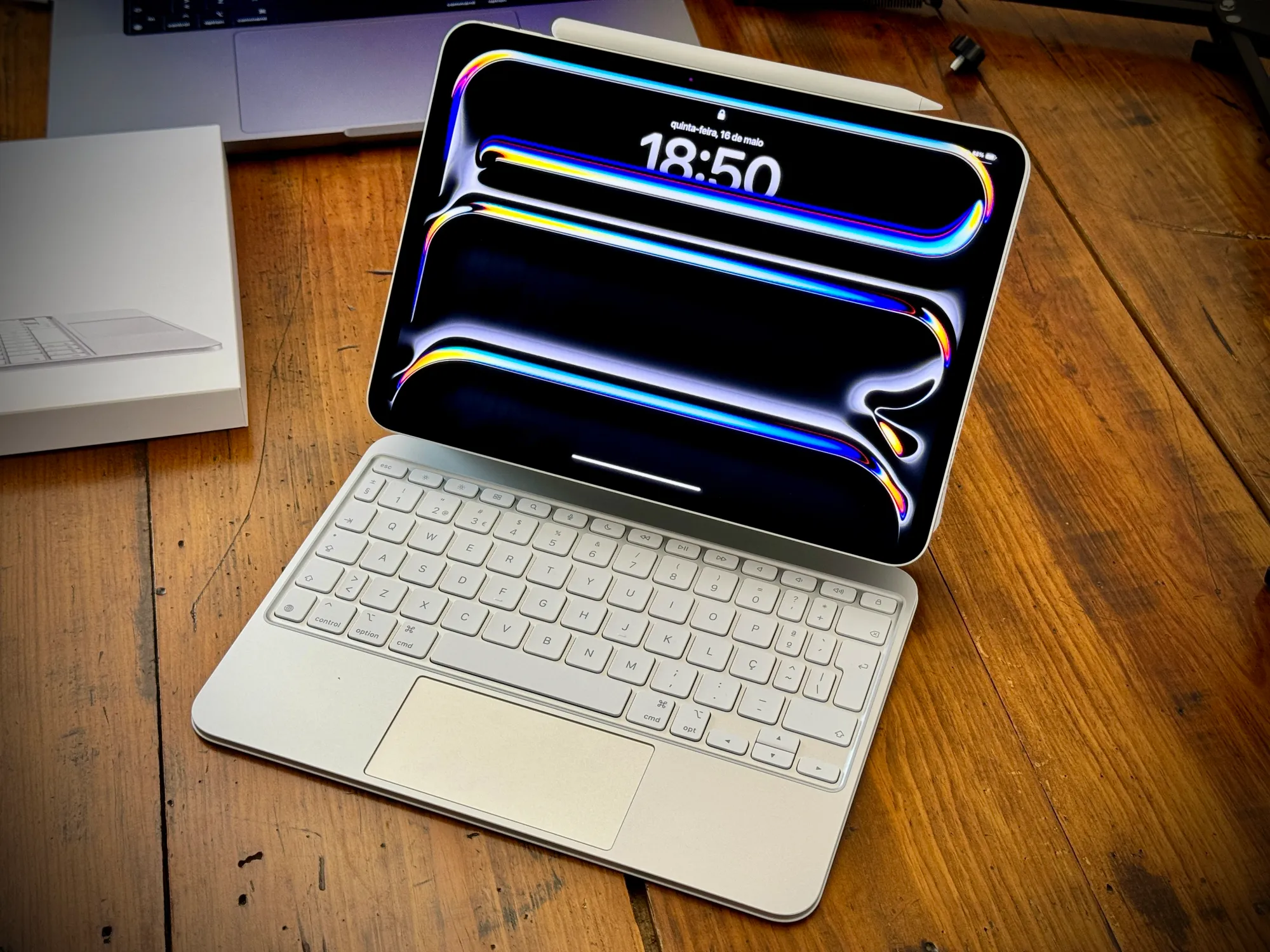 Apple iPad Pro M4 de 11" com o novo Magic Keyboard e a nova Apple Pencil Pro.