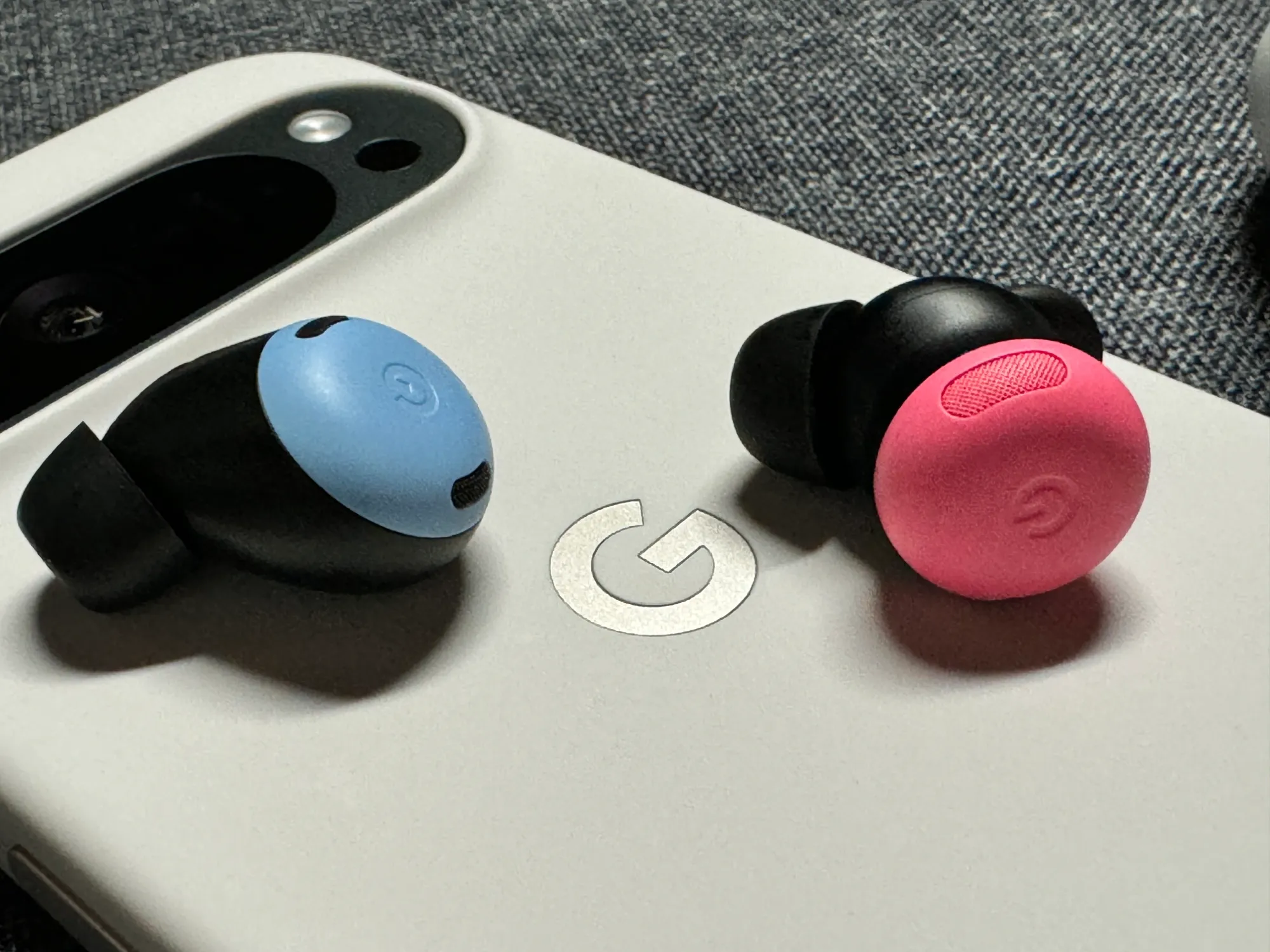 Pixel Buds Pro à esquerda e os Pixel Buds Pro 2 à direita