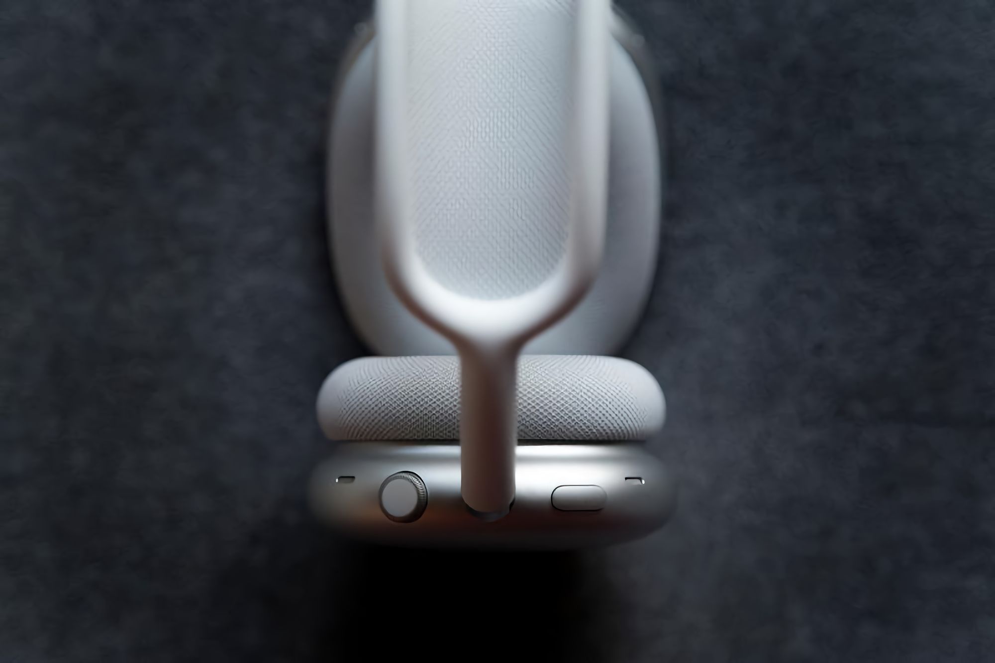 Como personalizar os controlos de volume da coroa digital nos AirPods Max