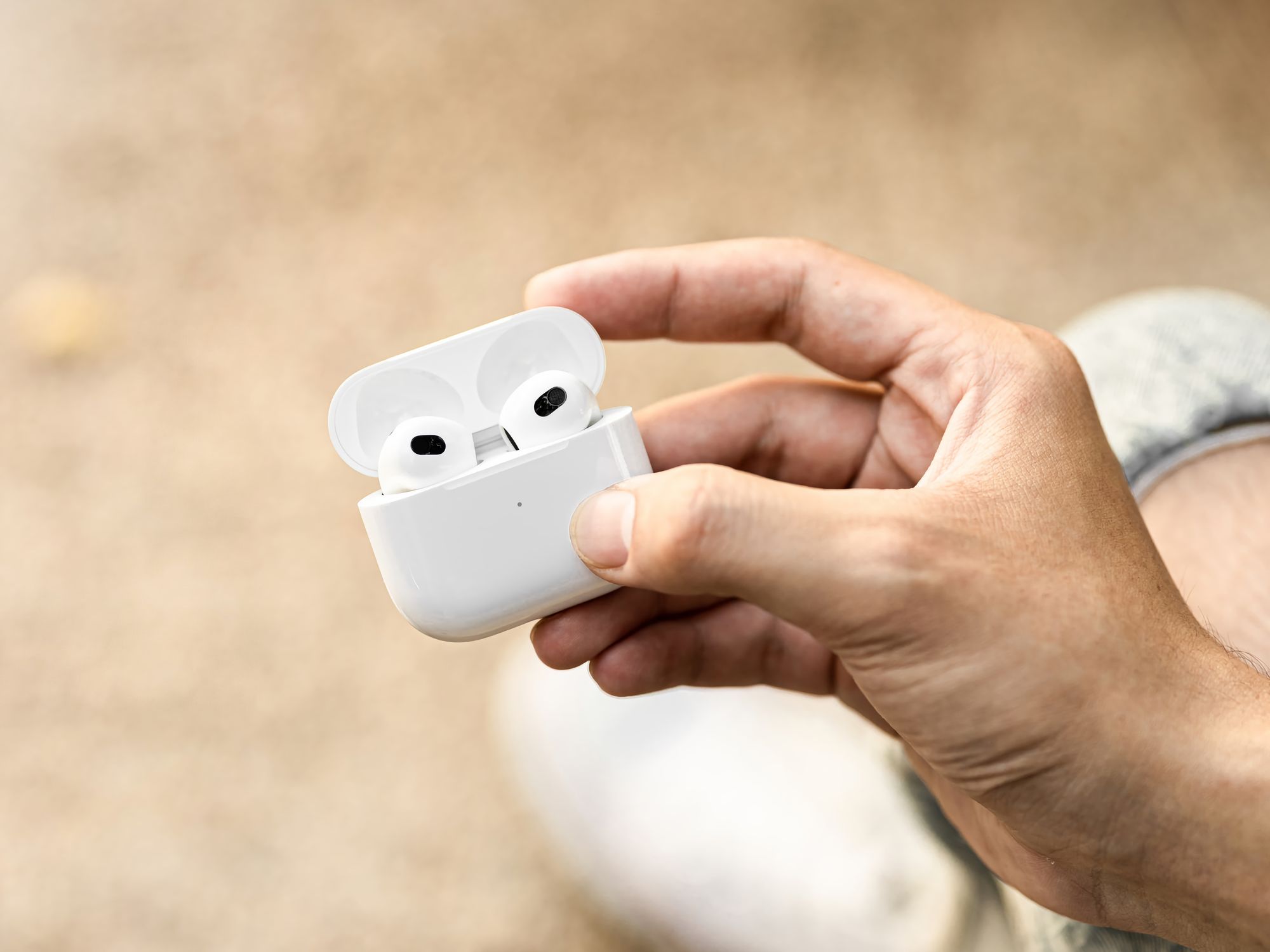 Apple lança atualização para AirPods 3