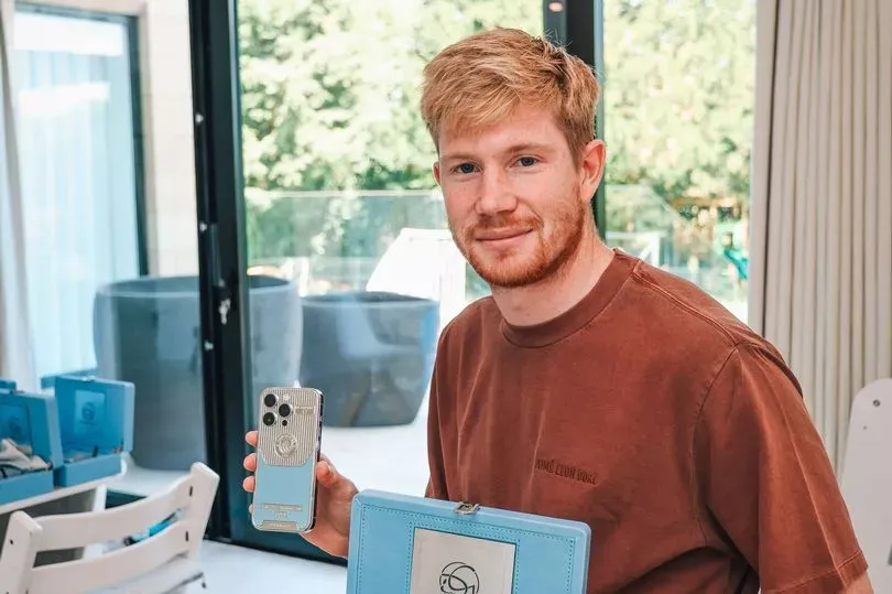 Capitão do Manchester City gastou fortuna para oferecer iPhones em platina aos colegas