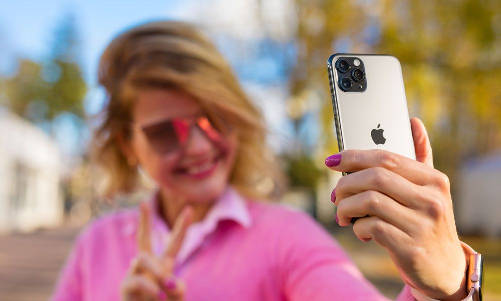 Pessoa de cor-de-rosa a tirar uma selfie. 