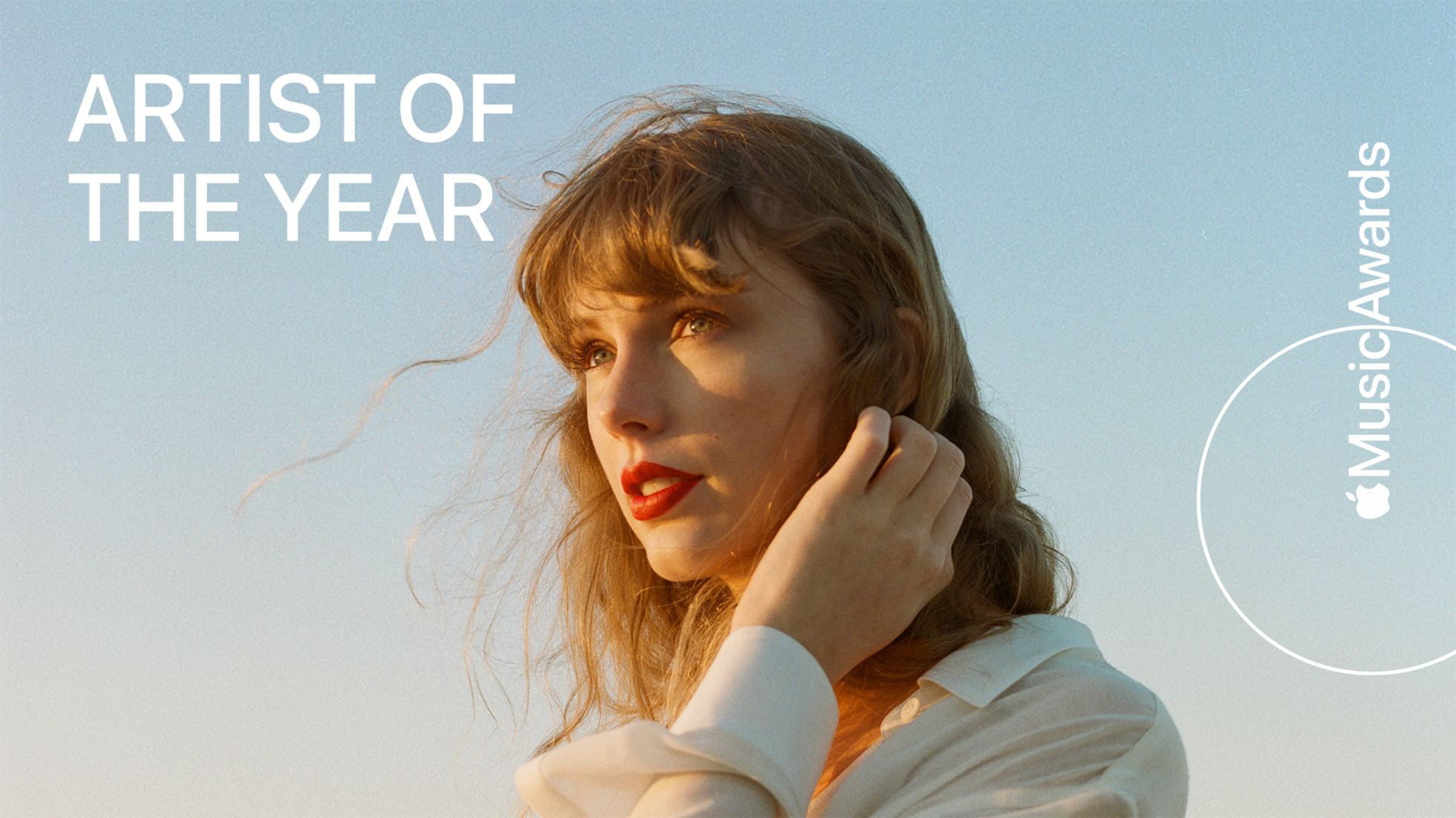 Fotografia de Taylor Swift em que se pode ler "Artist of The Year", à esquerda e, à direita, o logo dos Apple Music Awards.