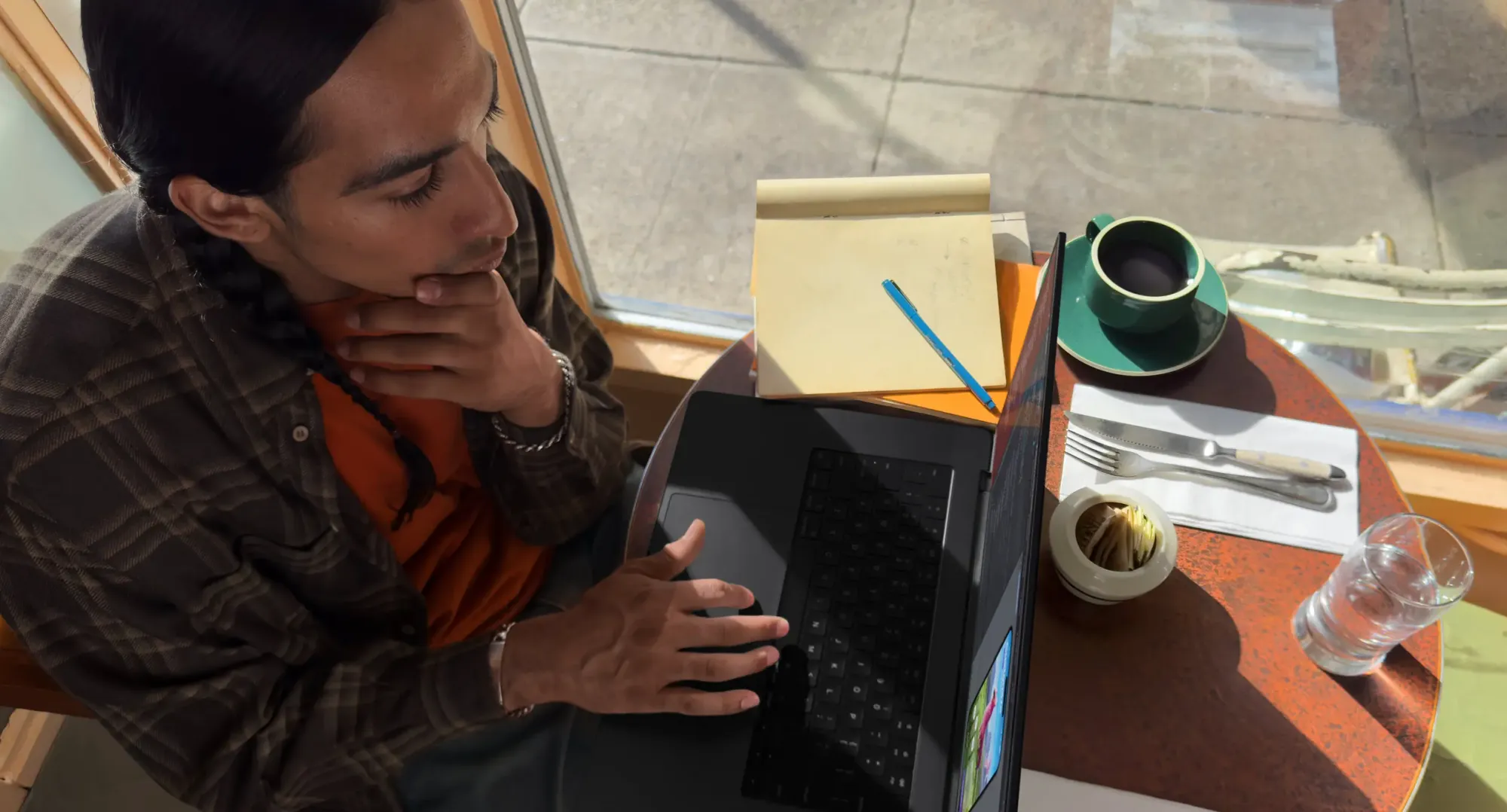 Pessoa a utilizar um MacBook Pro M3 num café