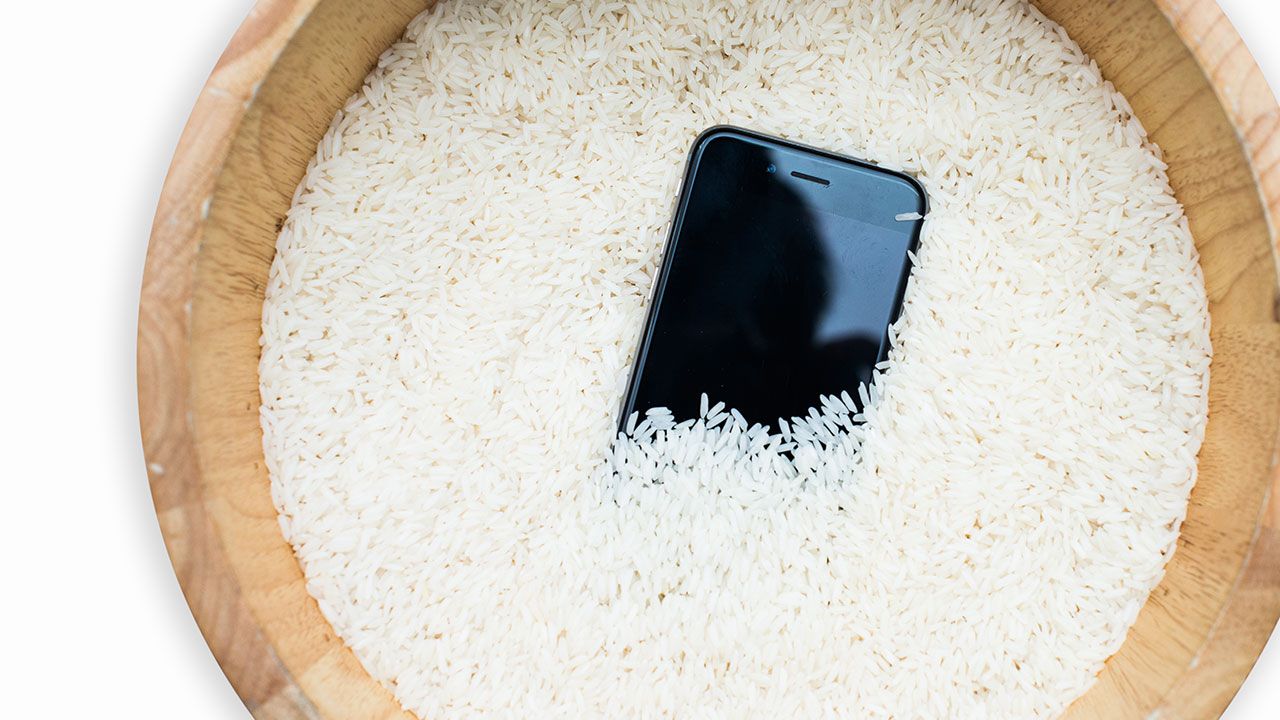 Pôr o iPhone em arroz? A Apple não aconselha...