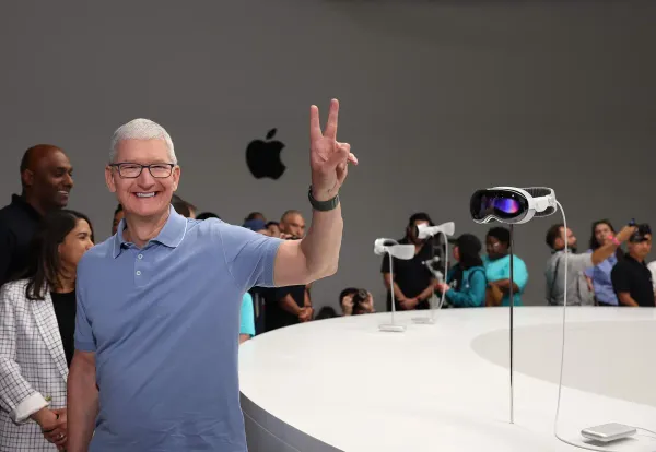 Apple Vision Pro em exposição com a presença de Tim Cook