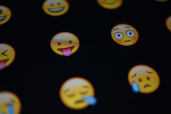 Dicionário de emojis - descobre o significado dos mais populares - 🥺🤭😍😇😮🫠