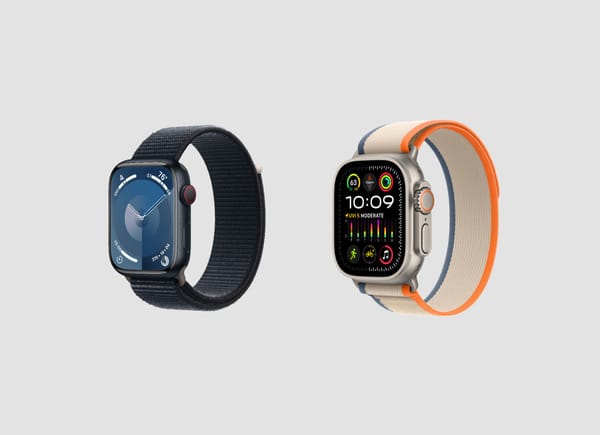 À esquerda, um Apple Watch Series 9 e à direita um Apple Watch Ultra 2